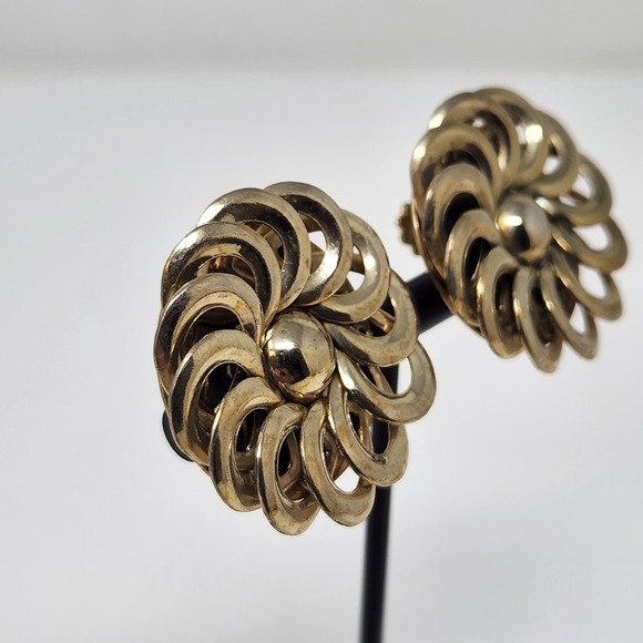 Star Vintage Brand Gold Tone Pinwheel Round Clip On Earrings Statement Jewelry - Picture 3 of 6